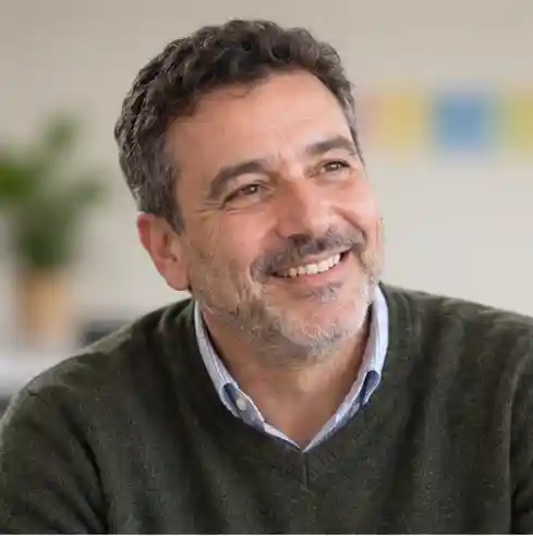 Hombre de mediana edad representando un proceso de mejora de salud metabólica mediante alimentación y cambio de hábitos.