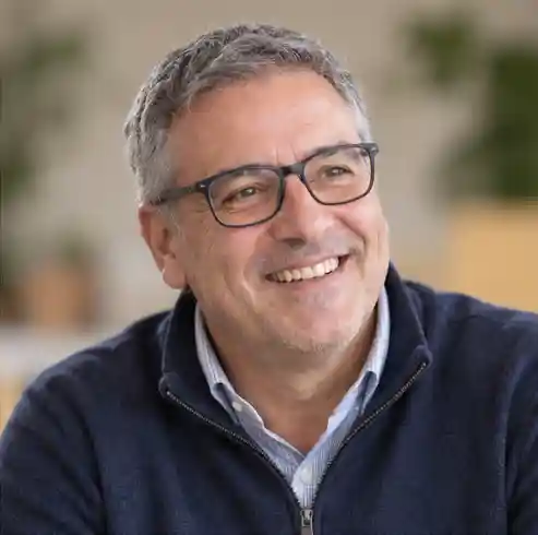 Hombre de 48 años representando un proceso de mejora de salud metabólica y cambio de hábitos con acompañamiento de Mario Pinel.