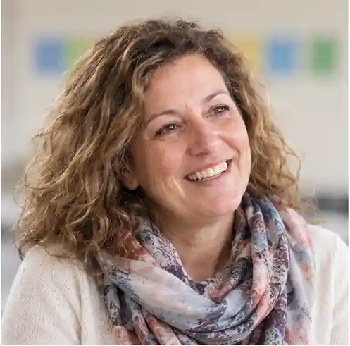 Mujer de 42 años representando un proceso de mejora de salud metabólica, alimentación y hábitos con acompañamiento de Mario Pinel.